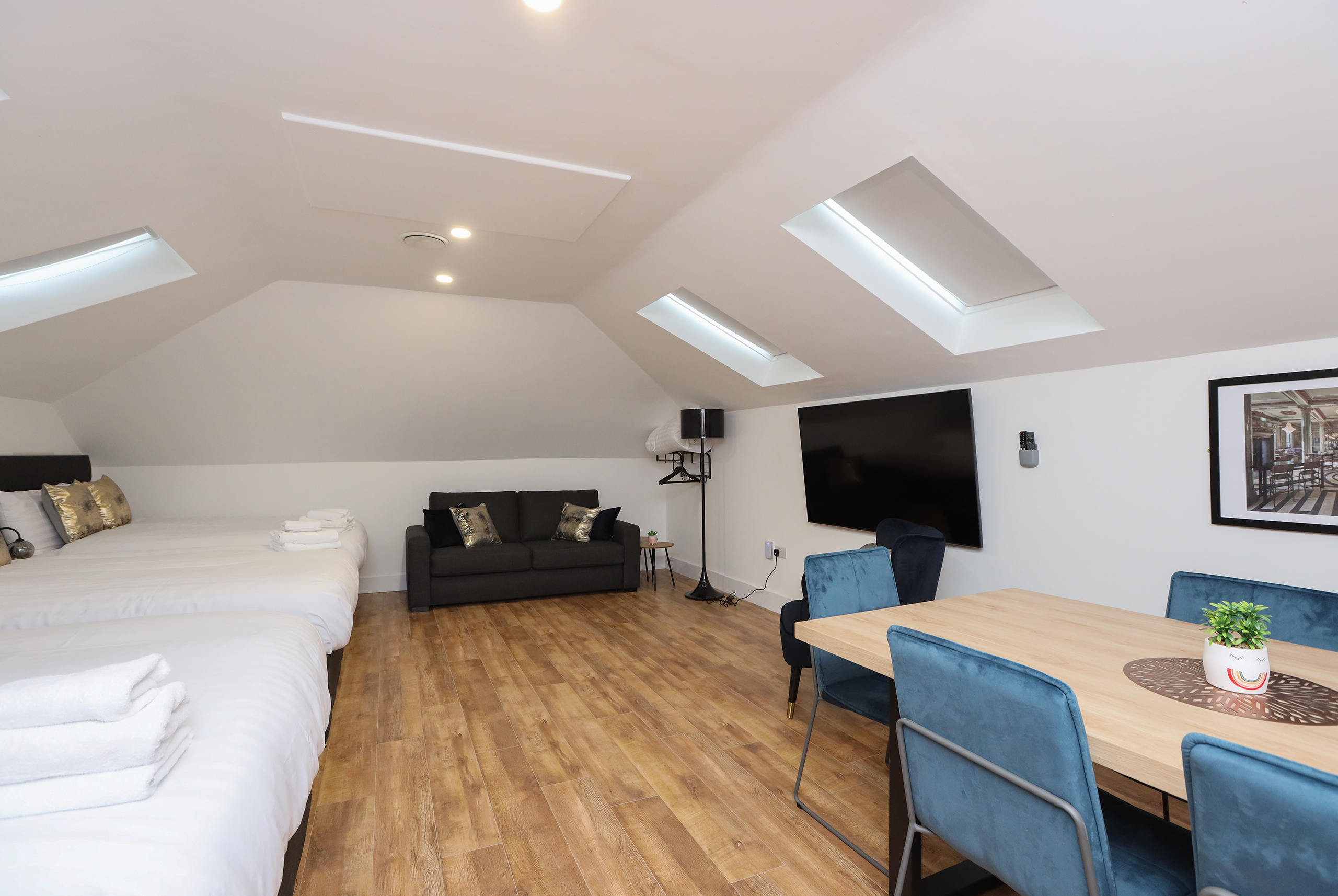 Concert-Square-Party-Studio-Apartment-2