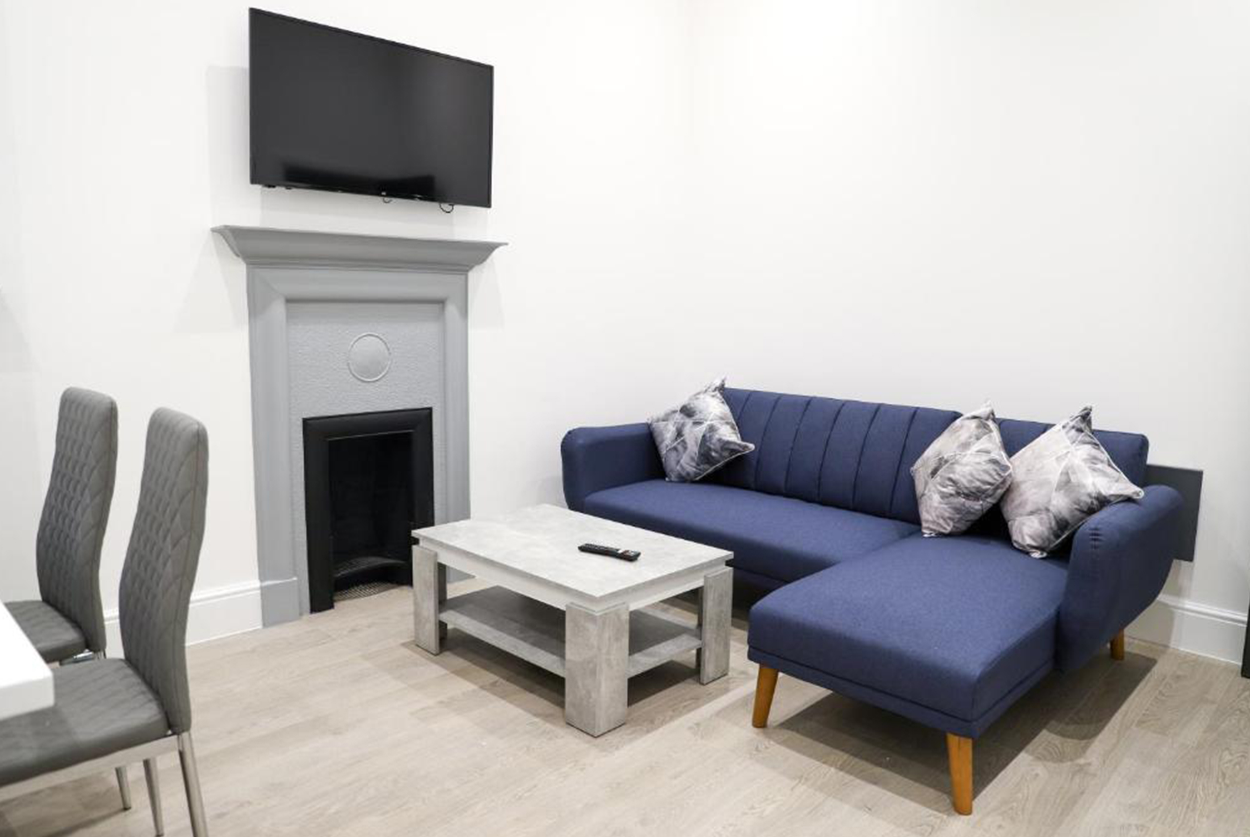 Queen-Avenue-1-BR-Apartment-1