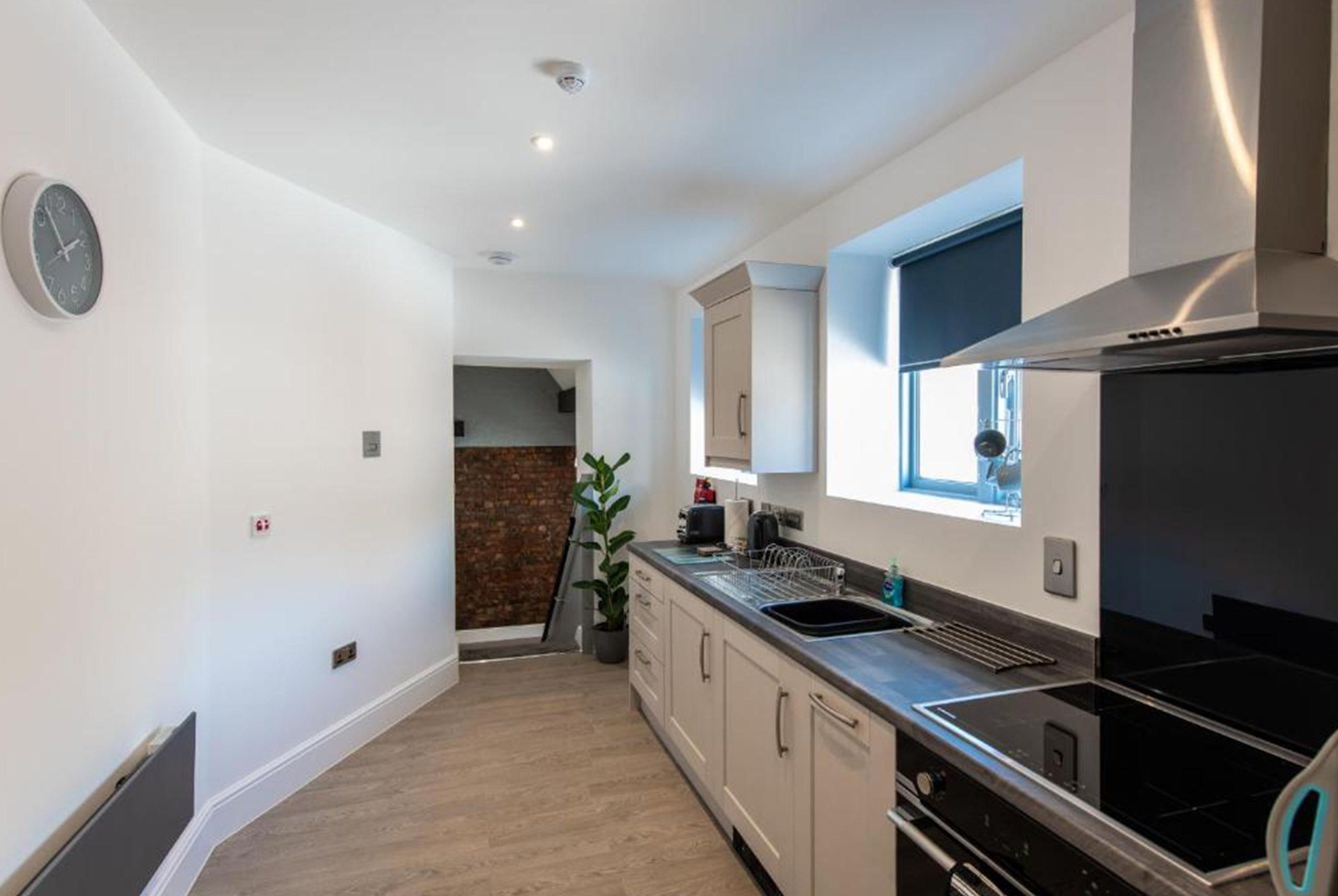 Queen-Avenue-1-BR-Apartment-5