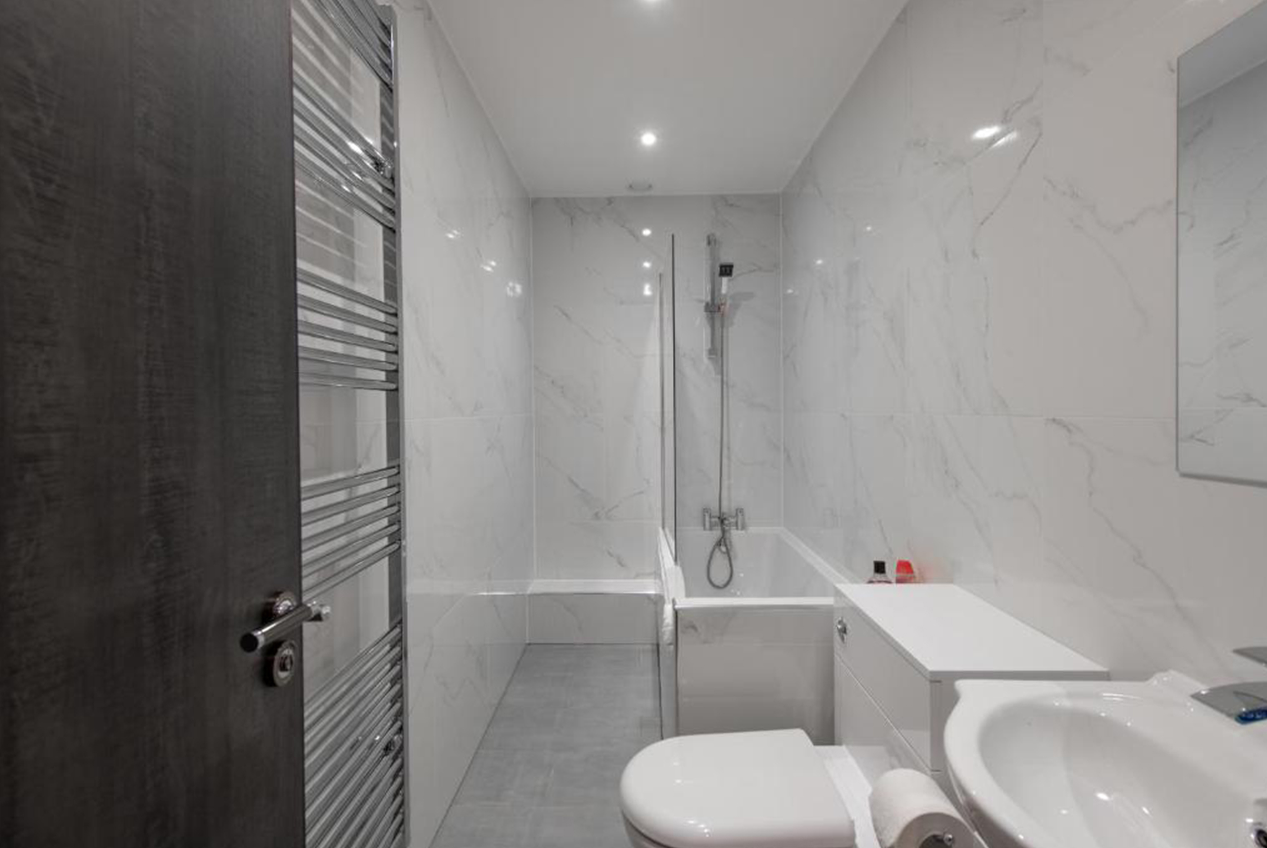 Queen-Avenue-1-BR-Apartment-7