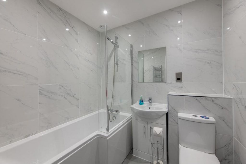 Modern serviced apartment bathroom for business travellers in Liverpool