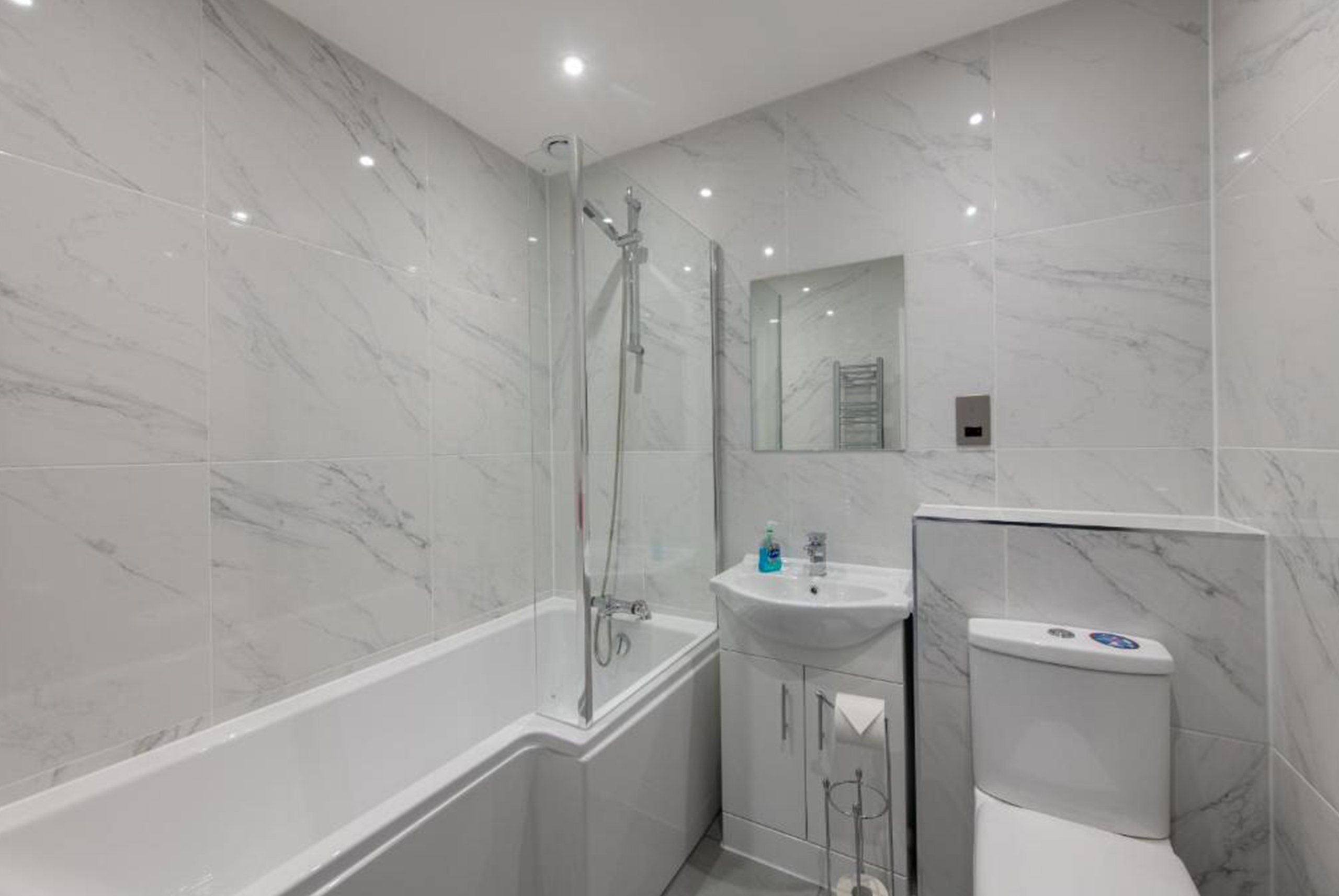 Queen-Avenue-1-BR-Apartment-8