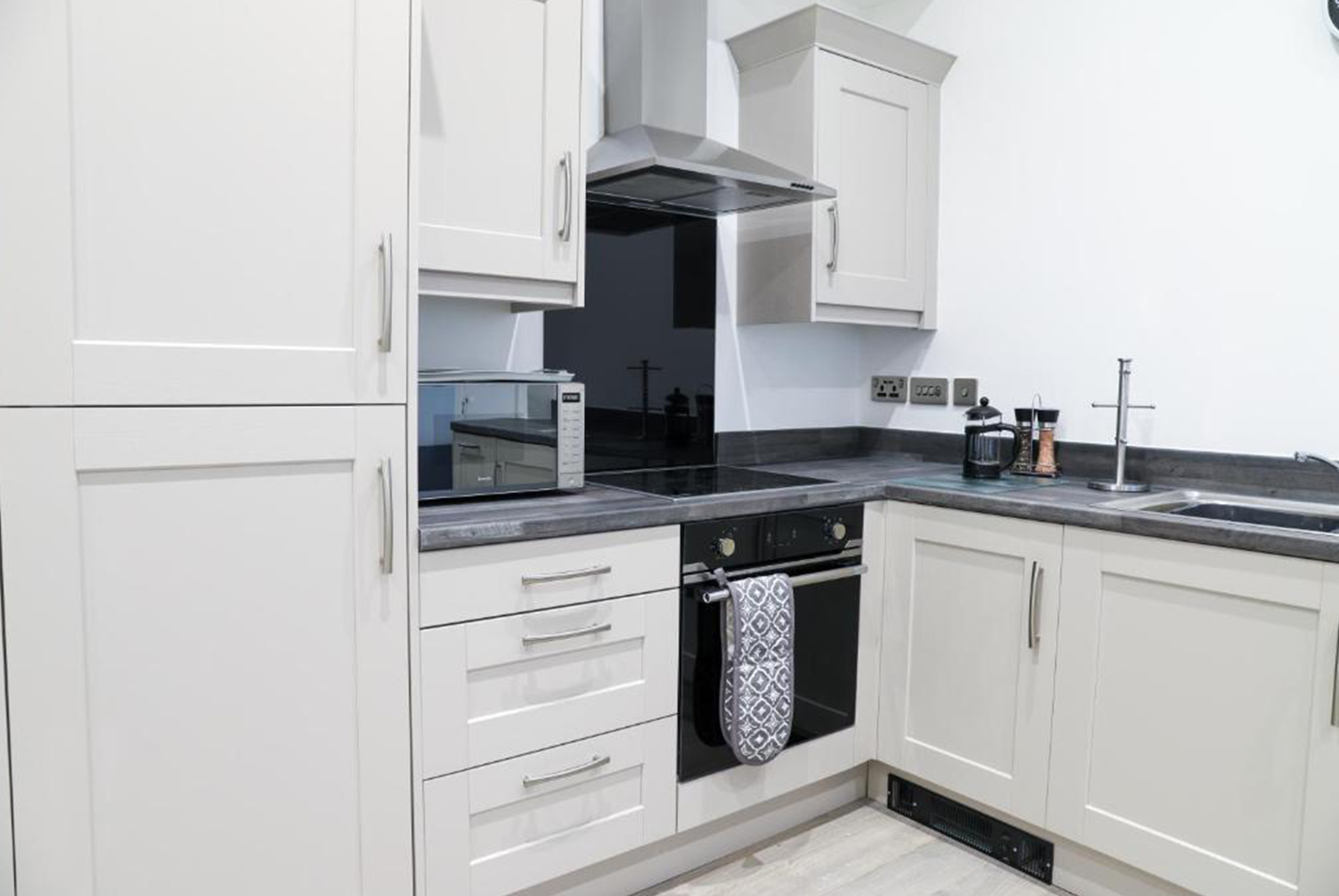 Queen-Avenue-2-BR-Apartment-4