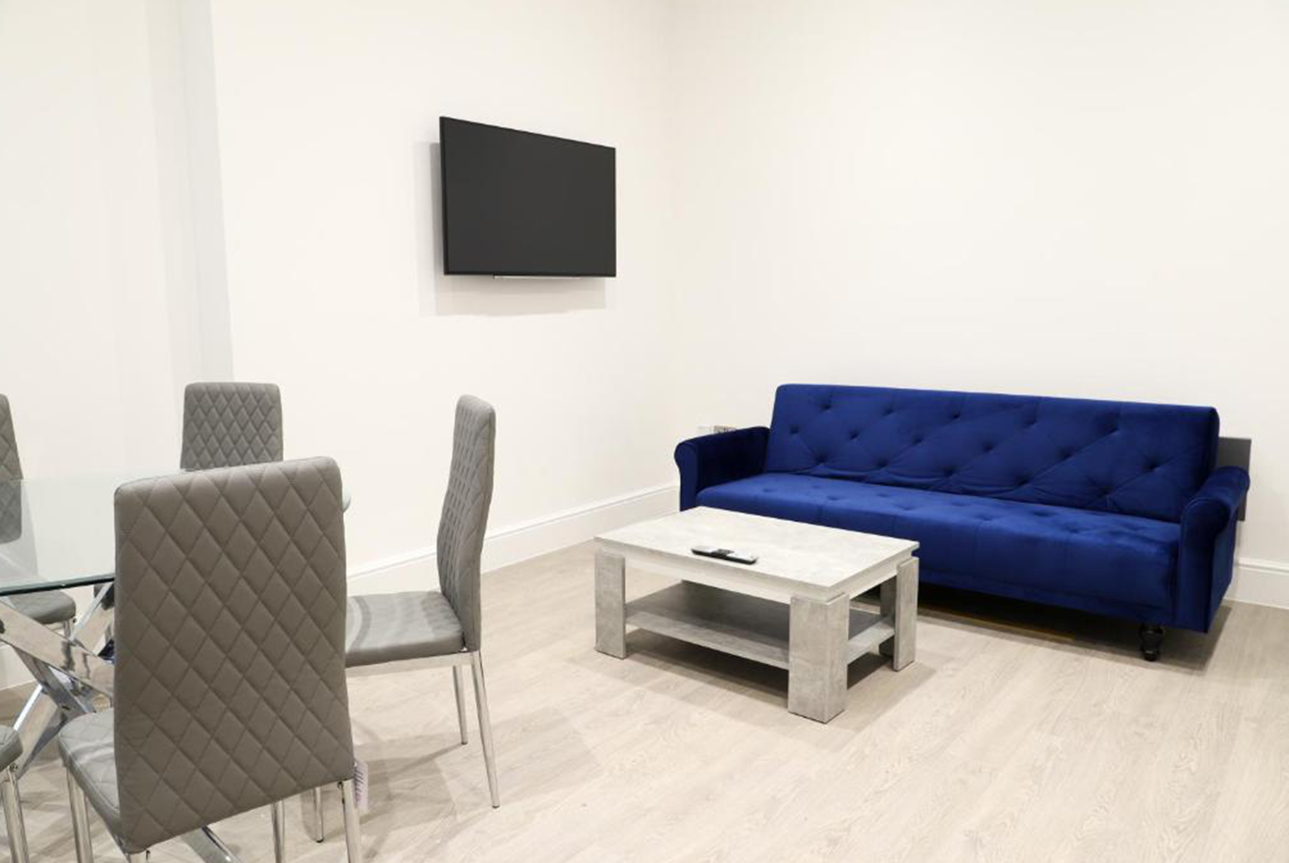 Queen-Avenue-2-BR-Ensuite-Apartment-1