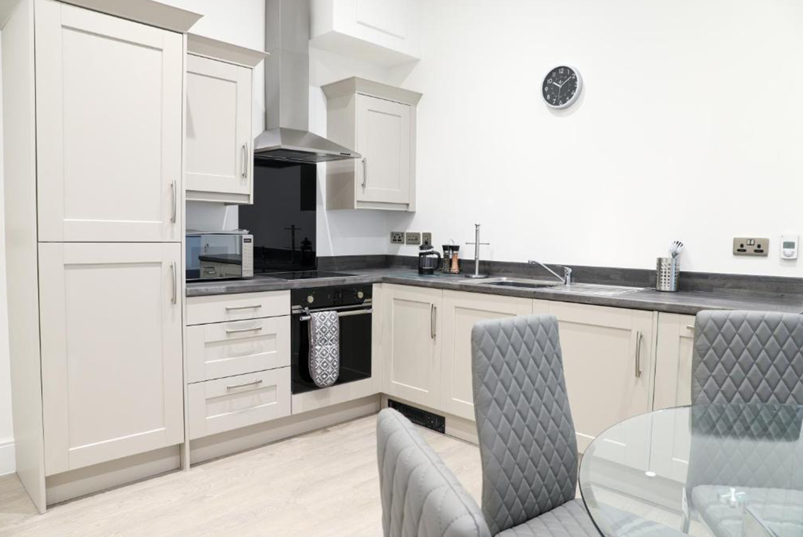 Queen-Avenue-2-BR-Ensuite-Apartment-2