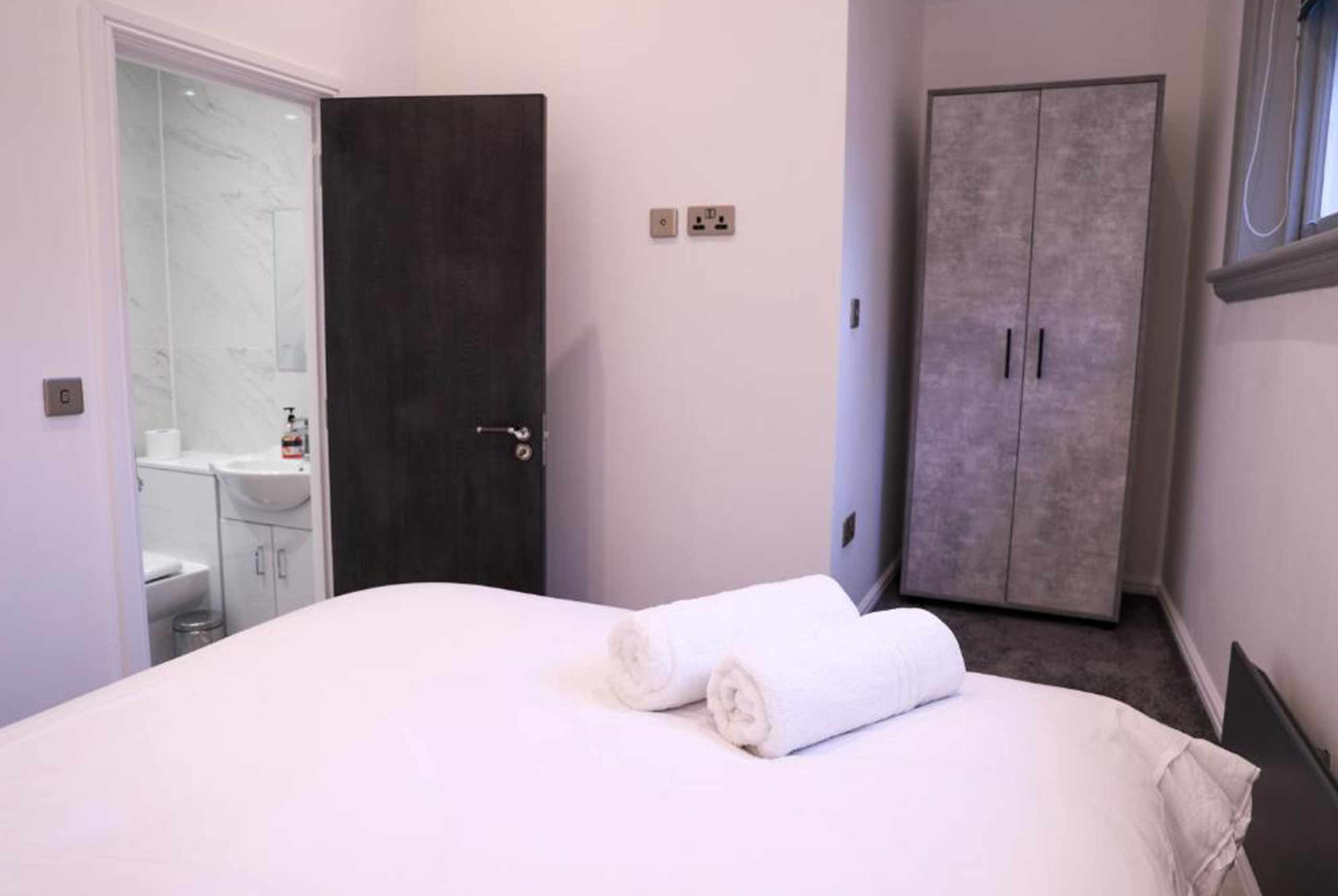 Queen-Avenue-2-BR-Ensuite-Apartment-4