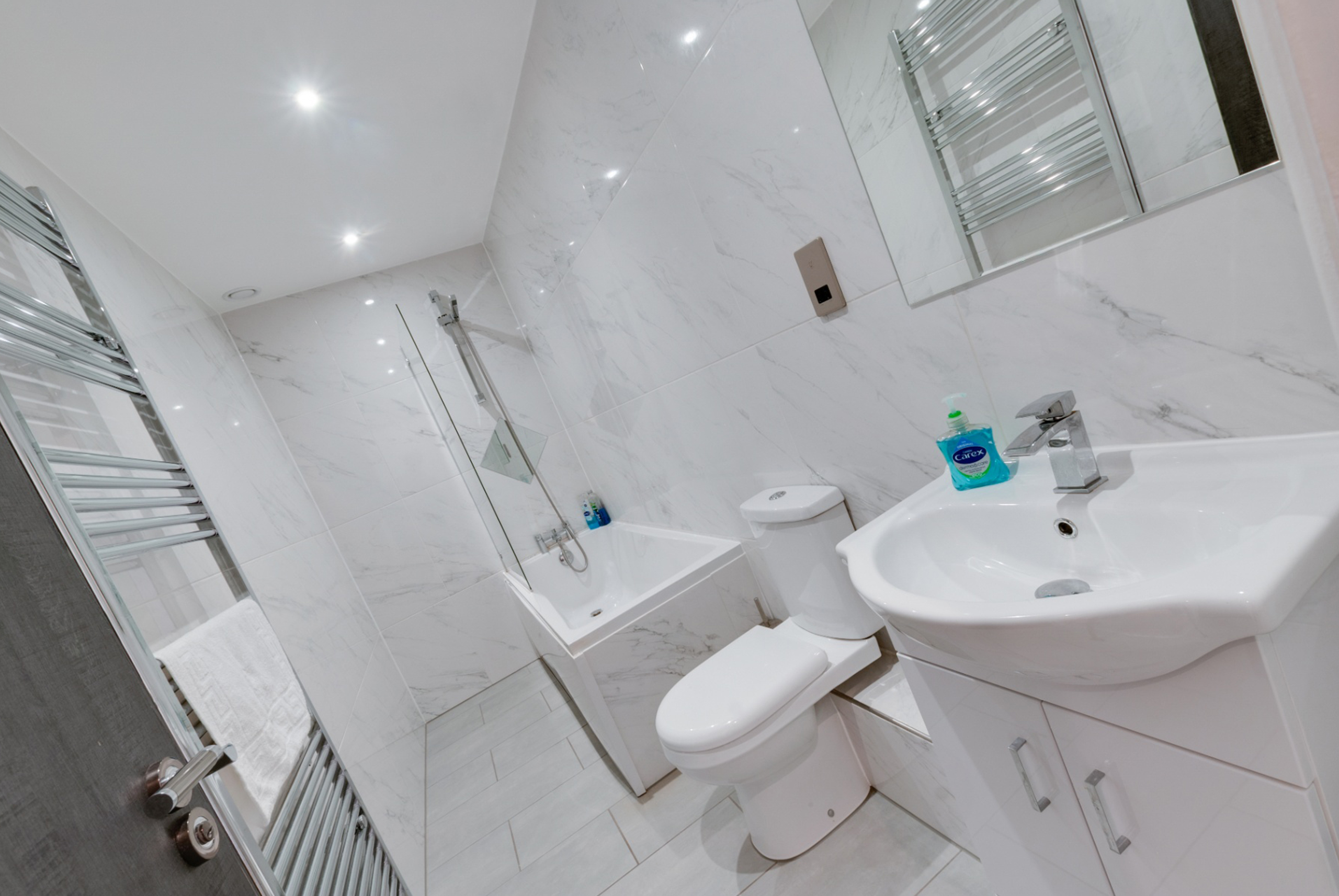 Queen-Avenue-2-BR-Ensuite-Apartment-5